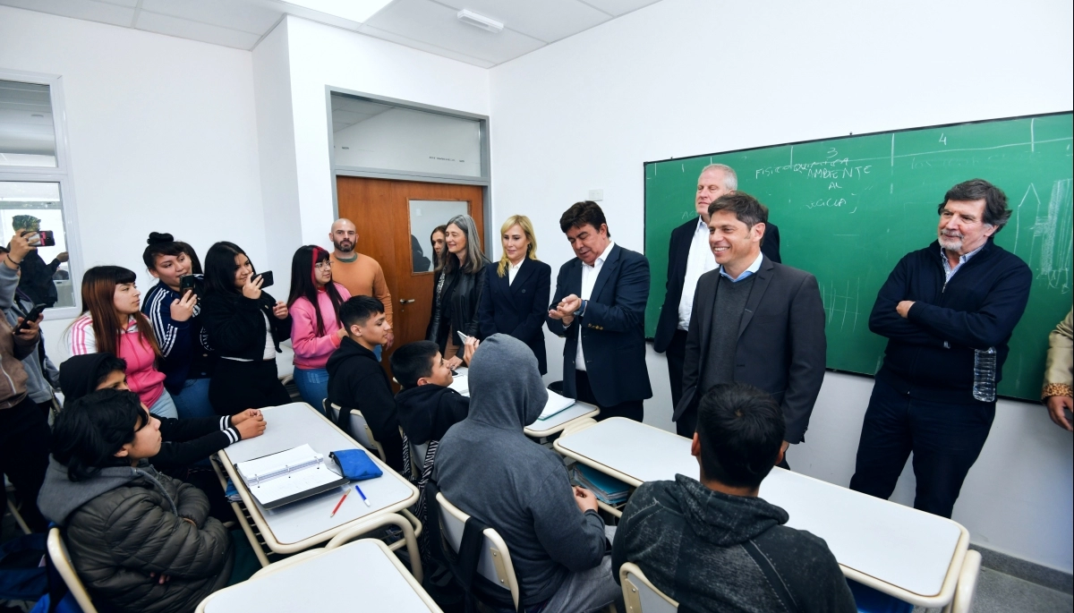 Kicillof visitó a Espinoza e hizo foco en el “compromiso y prioridad” de la Provincia con la educación