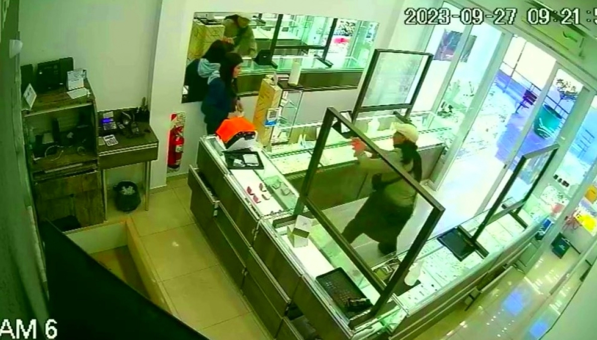 Video completo: sin exhibir armas y con bastante torpeza, asaltó una joyería en Villa Gesell