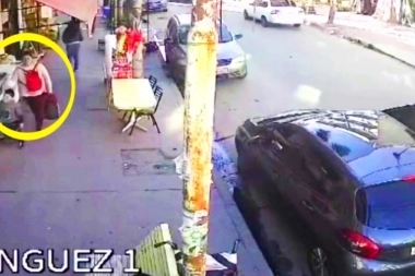 Video brutal: marcada en casa de cambio para robarle, la golpearon y arrastraron delante del hijo