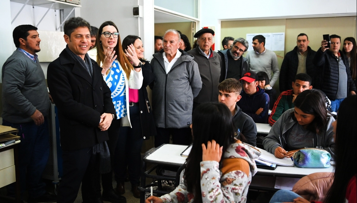 Kicillof visitó General Lavalle y alertó que “con algunos sectores políticos” la educación pública “está en riesgo”