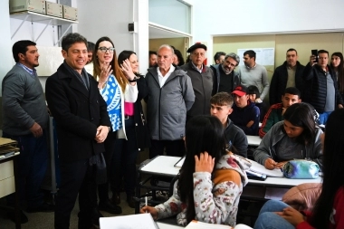 Kicillof visitó General Lavalle y alertó que “con algunos sectores políticos” la educación pública “está en riesgo”