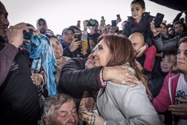 Cristina visitó a los trabajadores despedidos de Atucha que acampan en la rotonda de Zárate