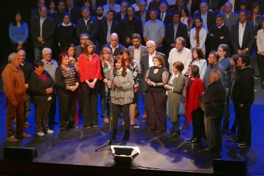 Junto a ciudadanos y sus candidatos, Cristina lanzó su campaña desde Mar del Plata