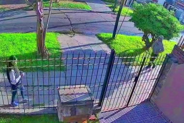 Video y audio brutales: una pareja de bestias golpeó y arrastró a una mujer durante un asalto