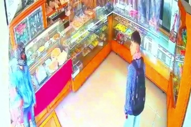 Video completo: con gritos y amenazas, jóvenes delincuentes asaltaron una panadería