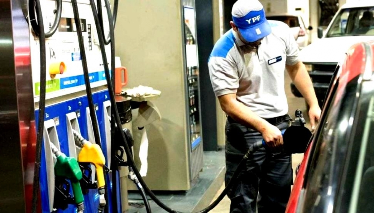 Alertan por la escasez de combustible en estaciones de servicio de La Plata