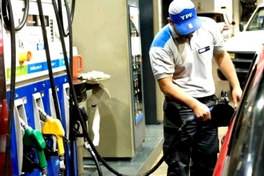 Alertan por la escasez de combustible en estaciones de servicio de La Plata