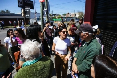 Mayra Mendoza visitó el barrio La Cañada y habló con los comerciantes sobre las obras en la ciudad