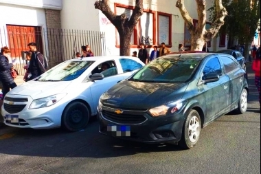 Estacionó en doble fila en la puerta del colegio y atropelló a agente de tránsito que la multaba