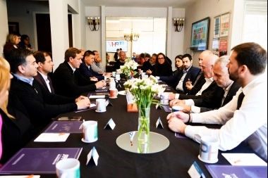 Dirigentes, empresarios y hoteleros del turismo se reunieron con Garro en La Plata