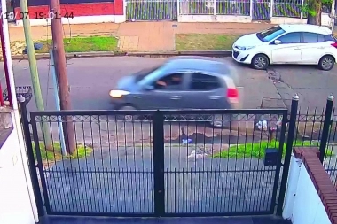 Al voleo y a punta de pistola, asaltaron a un joven y le robaron el vehículo