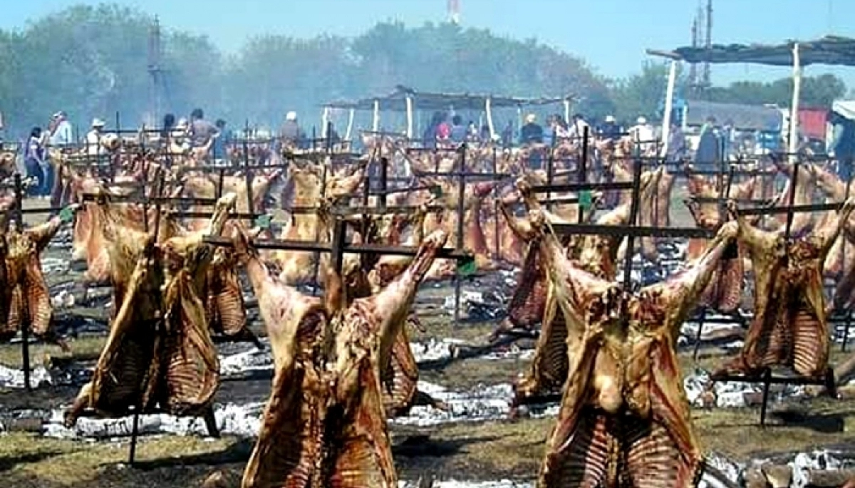 Destinos bonaerenses: los mejores lugares para degustar un cordero asado y vivir la Fiesta de la Torta Frita