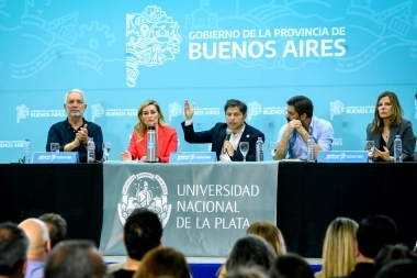 Kicillof visitó Periodismo y advirtió que la derecha dividirá “en pedazos” a la Provincia