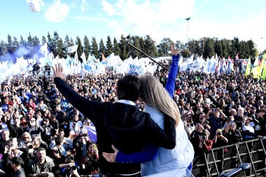Kicillof mostró su militancia en La Plata y lanzó: "La discusión no es un lugar en la lista, es un lugar en la historia"