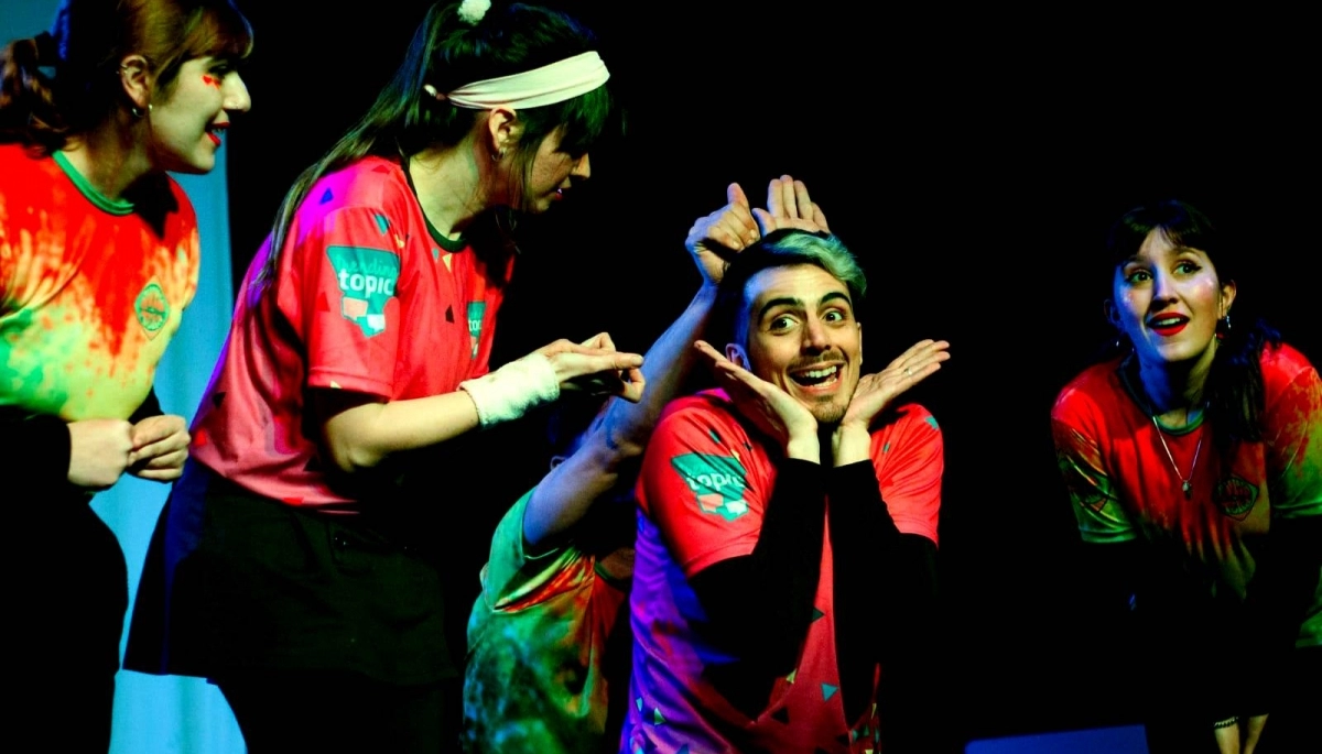Qué es "La Liga": la muestra que mezcla teatro, improvisación e hinchada deportiva en La Plata