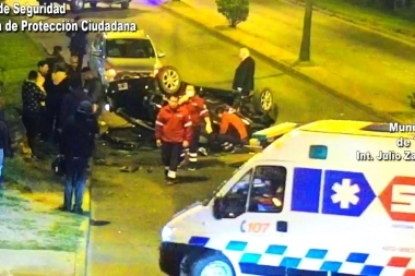 Vuelco y choque: circulaban a toda velocidad, cruzaron de mano en la ruta y de milagro no hubo muertos