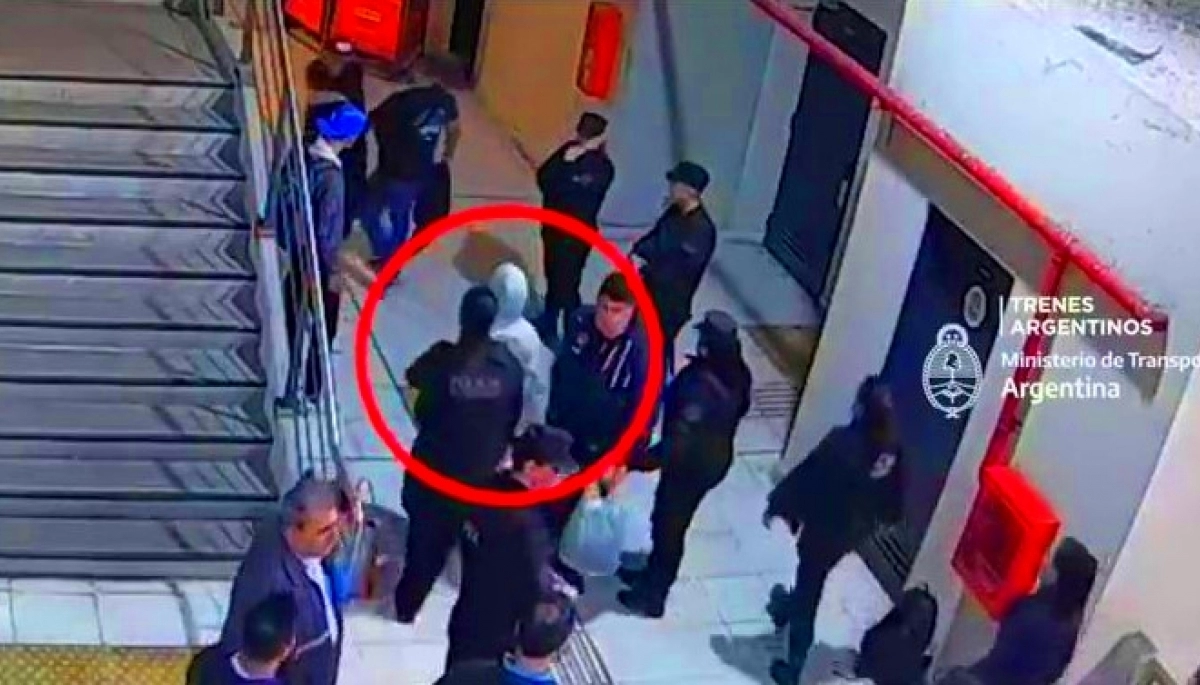 Un hombre que viajaba en tren fue víctima de "descuidistas" y le sacaron una mochila con $200 mil