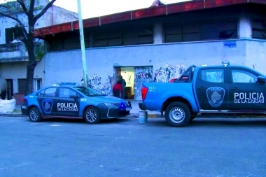 Sólos se mandaron en cana: robaron un camión lleno de mercadería y los allanaron por estacionar mal