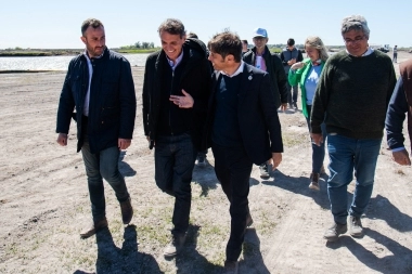 Kicillof vistió 25 de Mayo y supervisó las obras sobre la Cuenca de Río Salado