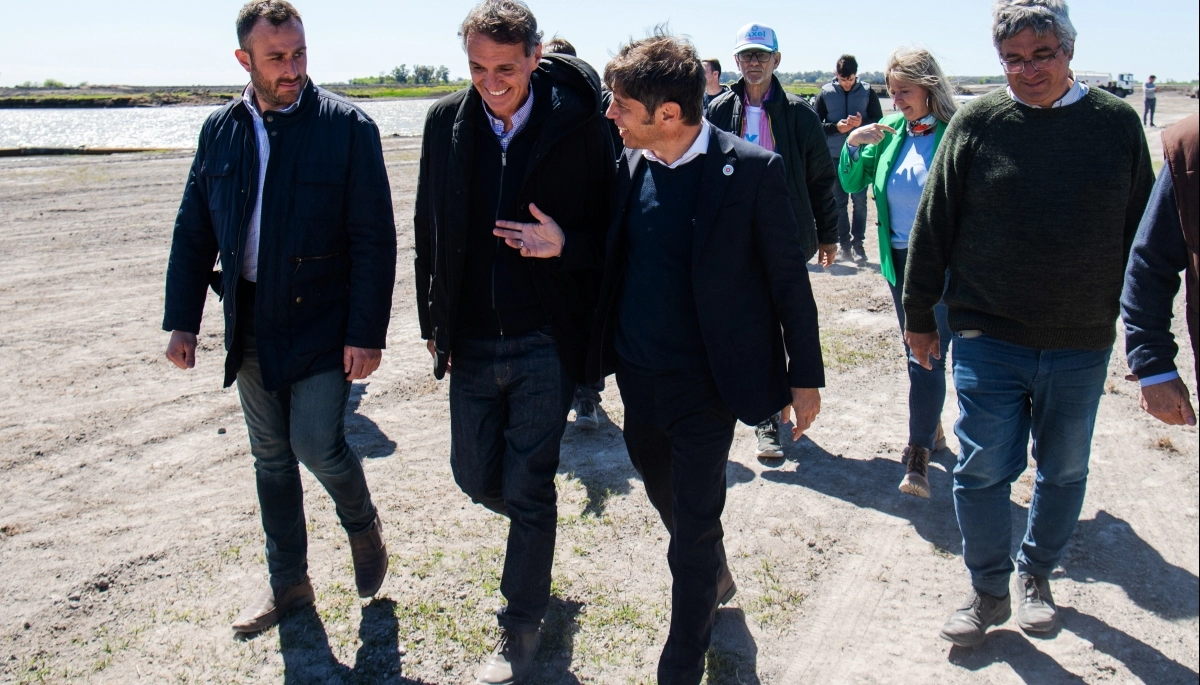Kicillof vistió 25 de Mayo y supervisó las obras sobre la Cuenca de Río Salado