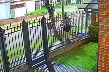 Motochorros salvajes: la arrastraron tres cuadras por el pavimento por resistir al robo del celular