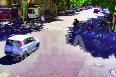 Cruzaron mal: madre e hija arrolladas en una de las esquinas más peligrosas y transitadas de la ciudad