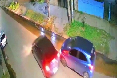 Raid delictivo: en auto robado, armados y en cinco cuadras, sustrajeron otros dos vehículos