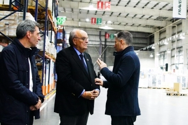 Gray y De Mendiguren recorrieron una sucursal de distribución de Frávega en Esteban Echeverría
