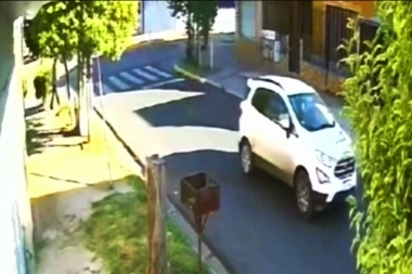 A punta de pistola y en camioneta robada, asaltaron a una mujer esta mañana