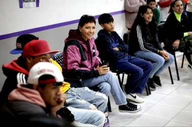 Mayra Mendoza se reunió con jóvenes de Ezpeleta y destacó la importancia de votar en el balotaje