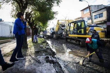 Mayra Mendoza recorrió obras de pavimentación junto a vecinos de Quilmes Oeste