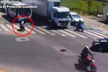 Casi se desnuca: motoquera colisionó con un auto en una transitada ruta bonaerense