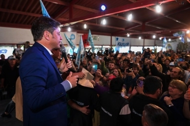 Kicillof se reunió con vecinos en San Nicolás y les advirtió que “Milei no propone, amenaza”