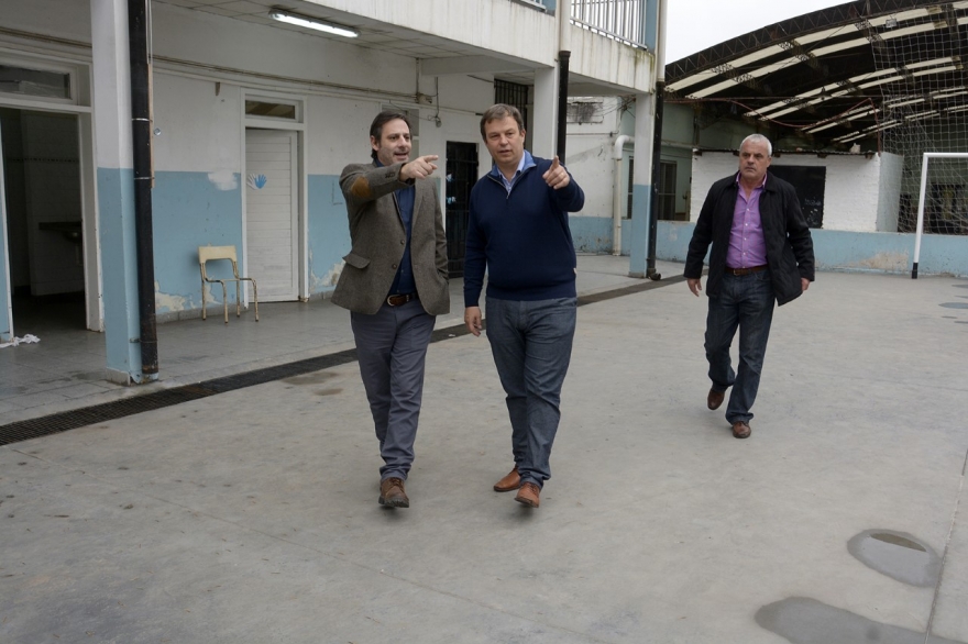 De visita en una escuela secundaria, Cascallares destacó el trabajo del municipio en educación