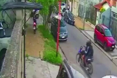 Dos robos en una semana: en contramano y sin patentes, motochorros atacaron a una motoquera