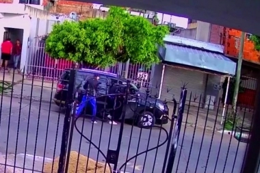 Cinco delincuentes robaron una camioneta con la modalidad piraña e hicieron un raid delictivo