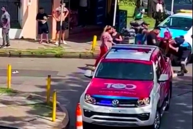 Colectivos mal estacionados provocaron una batahola que acabó con un agente de tránsito internado