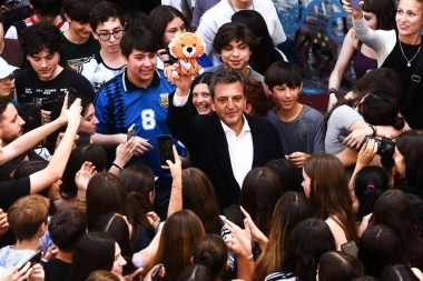 Massa cerró campaña con estudiantes y les prometió “un país con igualdad de oportunidades”