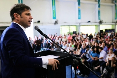 Kicillof entregó 559 títulos en Florencio Varela y ponderó el trabajo del Estado contra el del Mercado