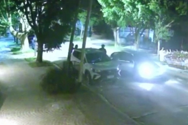 Dos menores quedaron en la línea de fuego durante un violento robo de auto