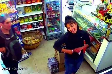 "Sí salís te damos un tiro", amenazó una pareja que robó en un almacén de La Plata