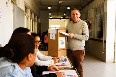Votó Fernando Gray en Esteban Echeverría: “Sigamos trabajando por una Argentina mejor”