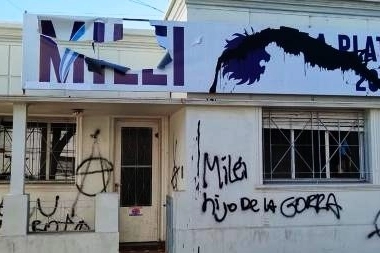 Vandalizaron un local de Milei en La Plata y Unión por la Patria repudió el ataque