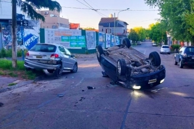 Tiene que ir a sufragar a pie: conductor impactó a un auto estacionado y volcó
