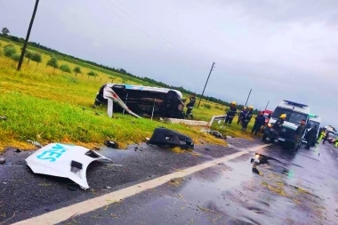 Chocó a un automóvil y volcó una camioneta de la ANSES que circulaba por la Ruta 3