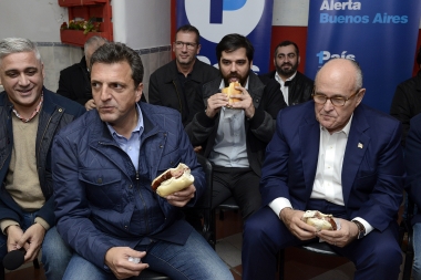 Massa le saca el jugo a la visita de Rudolph Giuliani y lo llevó a comer "chori" a La Matanza