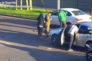 Tremendo choque de un delivery en moto y un automóvil