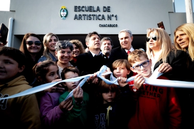 Kicillof inauguró una escuela artística en Chacabuco y entregó patrulleros, escrituras y equipamiento escolar