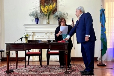 Alegre juró como intendente de General Villegas: “Uno vuelve al lugar donde nos esperan”