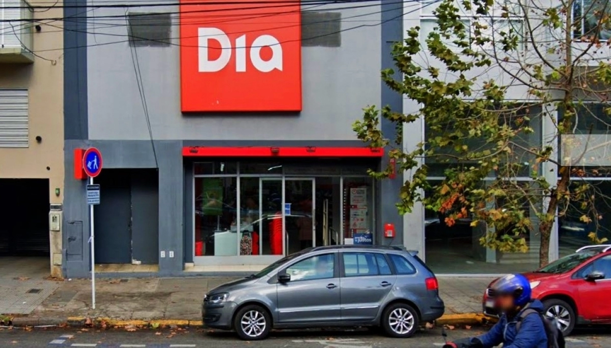 Tres violentos delincuentes asaltaron un supermercado lleno de clientes
